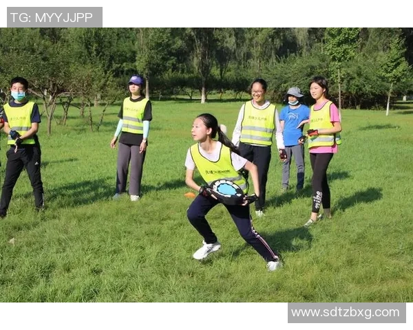 飞盘热潮席卷西安飞盘队引领运动节奏变革新风尚 飞盘热潮席卷西安飞盘队引领运动节奏变革新风尚